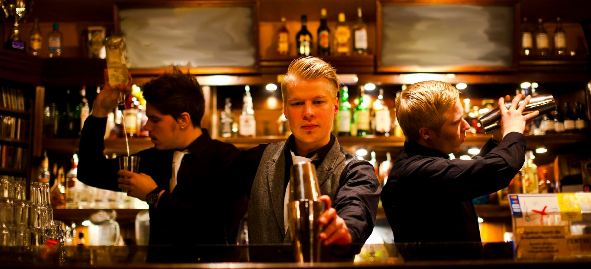 What’s the Difference Between a Mixologist and a Bartender?